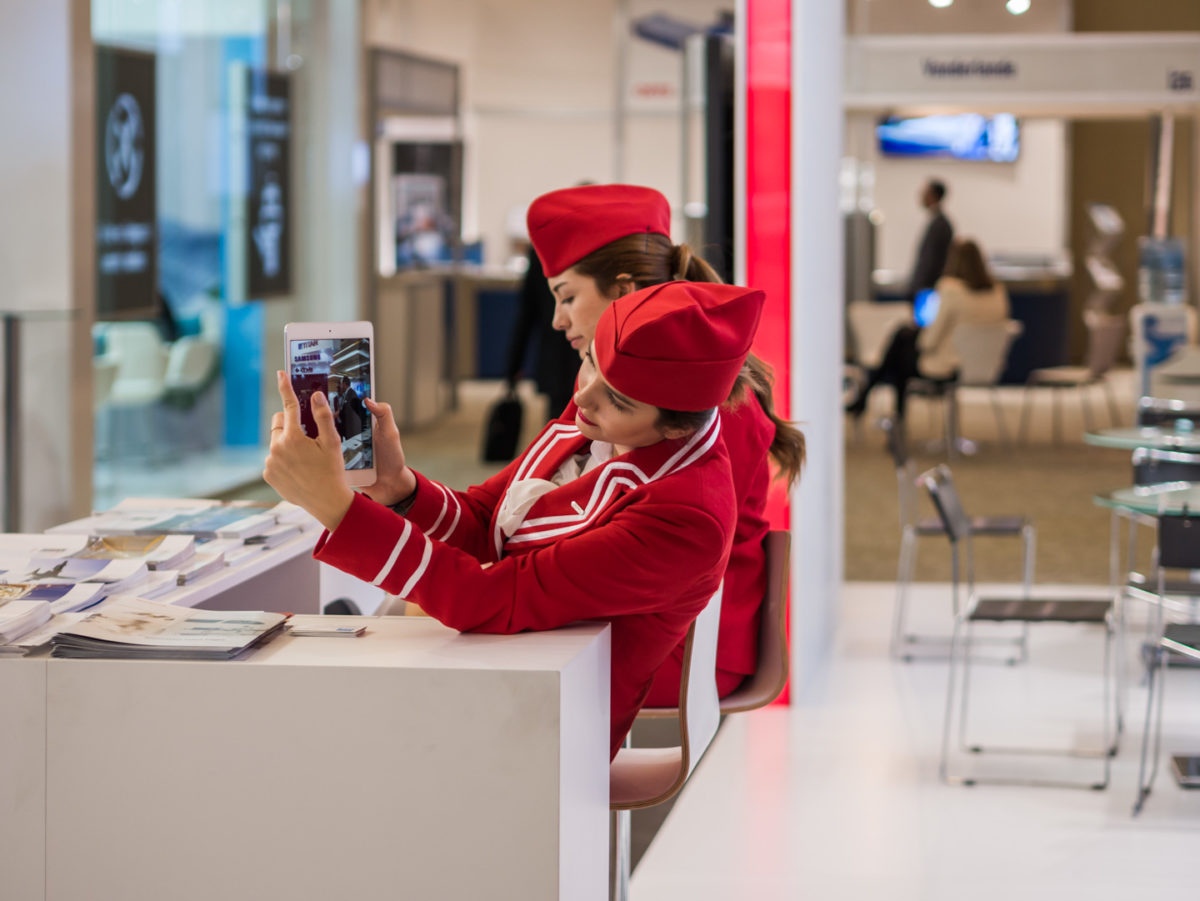 Hôtesses d'accueil à leur stand pendant un salon professionnel. Istanbul (Turquie), 2015. © Grégory Dziedzic Photography. (Portfolio "Sur le lieu de travail") Hôtesses d'accueil à leur stand pendant un salon professionnel. Istanbul (Turquie), 2015. © Grégory Dziedzic Photography. (Portfolio "Sur le lieu de travail")