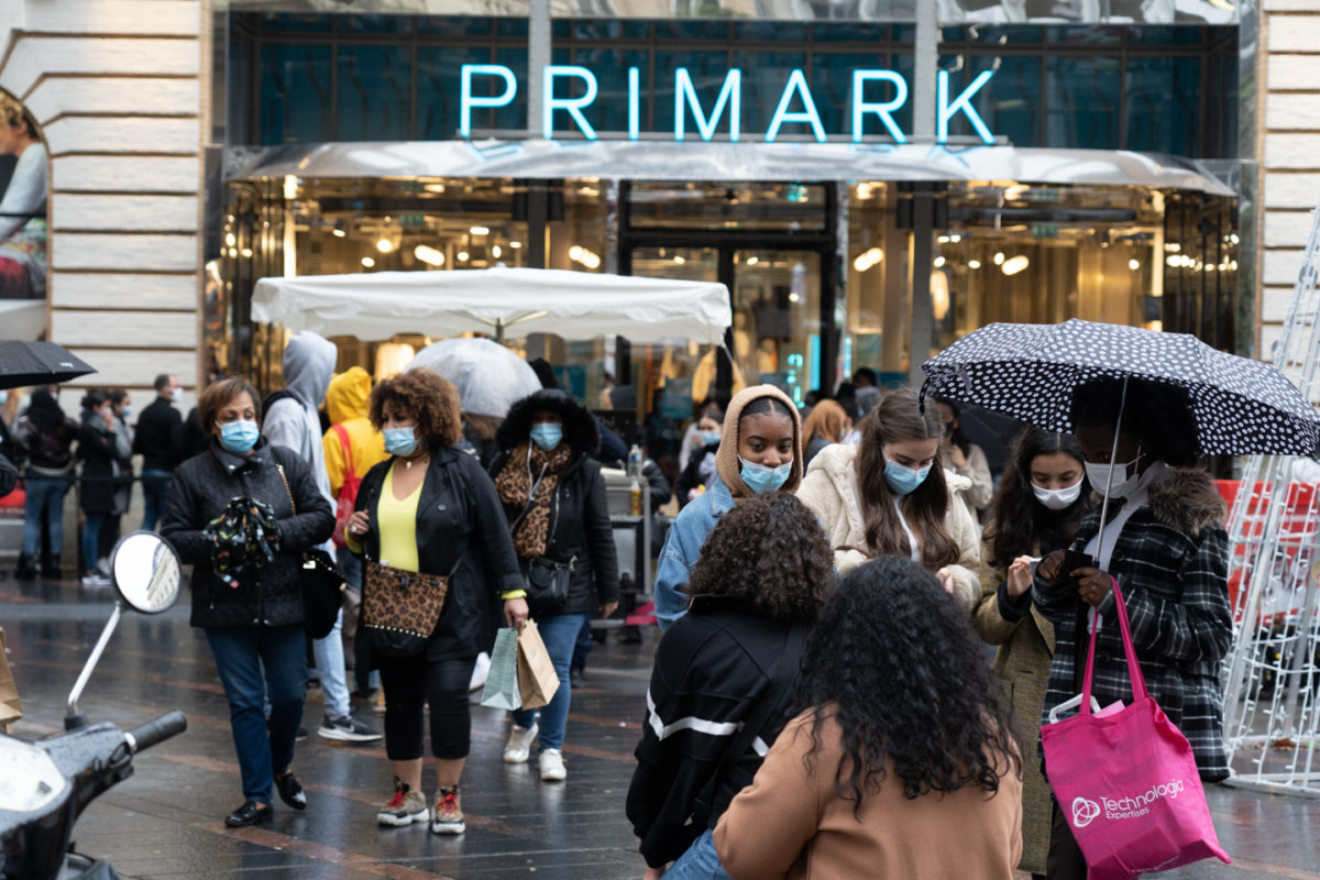 Une foule de consommateurs devant Primark pendant les courses de Noël en centre ville. Aux portes du magazin, une longue file d'attente. Toulouse, le 21 décembre 2020.