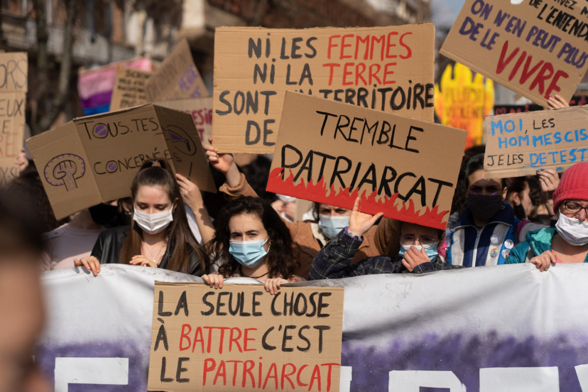 Des manifestantes en tête de cortège avec leurs pancartes lors de la manifestation pour la journée sur les droits des femmes. Toulouse, 8 mars 2021.
