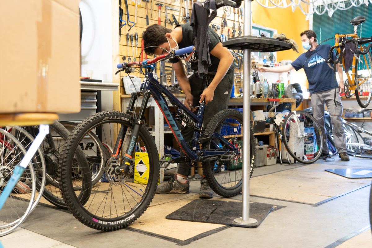 Un employé de la boutique de réparation de vélo Mécanicycle démonte la selle d'un vélo. Toulouse, le 23 avril 2021.