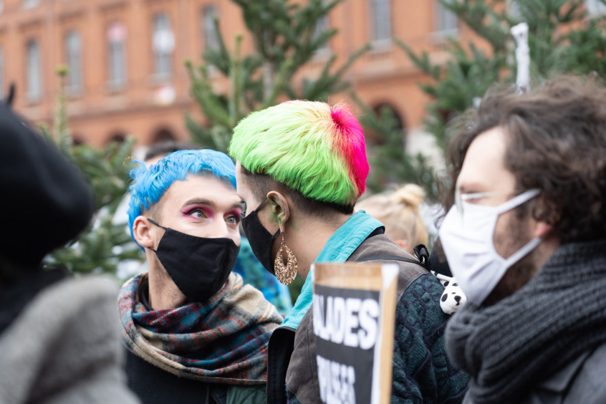 Un couple aux cheveux multicolores se regarde les yeux dans les yeux à l'occasion du rassemblement organisé par ActUp Sud-Ouest pour la journée mondiale contre le VIH/SIDA. Toulouse, le 1er décembre 2020.
