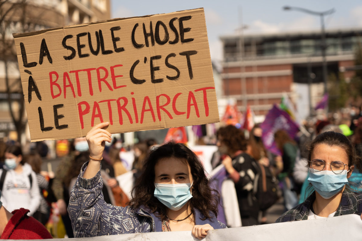 Une manifestante montre une pancarte sur laquelle on peut lire "La seule chose à battre, c'est le patriarcat" lors de la manifestation pour la journée sur les droits des femmes. Toulouse, 8 mars 2021.