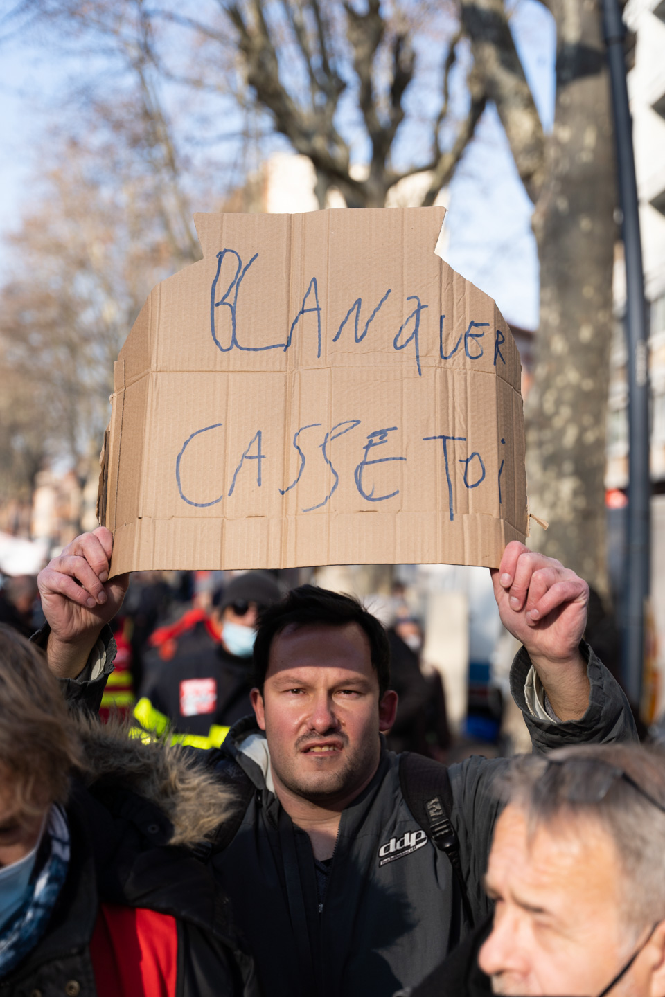 Un manifestant brandit une pancarte appellant le ministre de l'Education nationale à la démission lors de la manifestation interprofessionnelle pour la hausse des salaires organisée à l’appel des organisations syndicales CGT (Confédération générale du travail), FO (Force ouvrière), FSU (Fédération syndicale unitaire) et Solidaires.  Toulouse, le 27 janvier 2022.