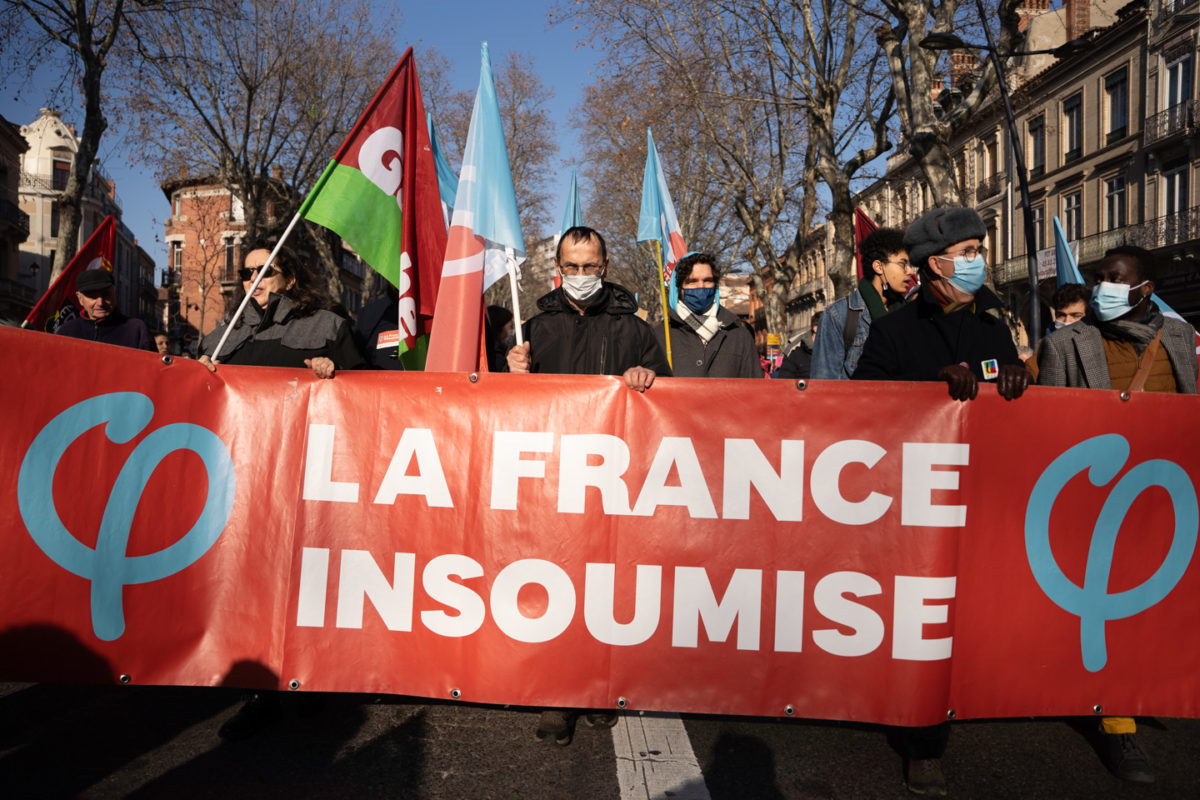 Tête de cortège de la France insoumise avec banderole lors de la manifestation interprofessionnelle pour la hausse des salaires organisée à l’appel des organisations syndicales CGT (Confédération générale du travail), FO (Force ouvrière), FSU (Fédération syndicale unitaire) et Solidaires.  Toulouse, le 27 janvier 2022.