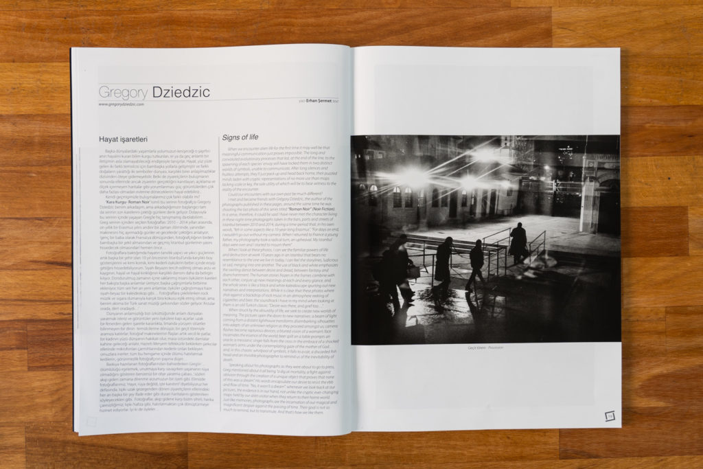 Double page d'ouverture de la publication "Roman Noir" par Grégory Dziedzic. La série « Roman Noir », une auto-fiction urbaine nocturne composée de photos prises dans le quartier de Beyoglu, à Istanbul, entre 2010 et 2014, a été publiée pour la première fois sur 10 pages dans le numéro 66 (mai-juin-juillet 2020) du magazine turc de photoreportage İz co-fondé par Ara Güler.