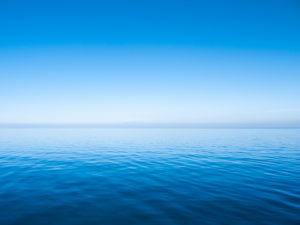 Les eaux du lac de Van, le plus grand de Turquie, s'étendent à perte de vue pendant la traversée en bâteau vers l'île d'Akdamar. Van (Turquie), novembre 2010.