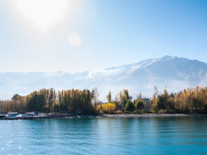 Les rives boisées du lac Van, un petit port touristique et les hautes montagnes au sud du lac vus depuis le bâteau menant à l'île d'Akdamar. Van (Turquie), novembre 2010.