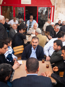 Sur la terrasse d'une maison de thé traditionnelle uniquement fréquentée par des hommes, ces derniers boivent du thé et jouent à "Okey" - un jeu de dominos . Urfa (Turquie), novembre 2010.